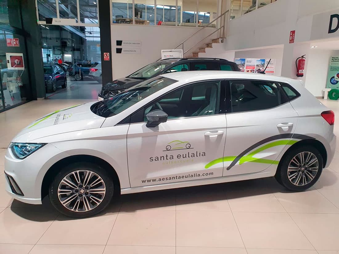 Autoescuela con coche adaptado para personas con discapacidad en Santiago de Compostela