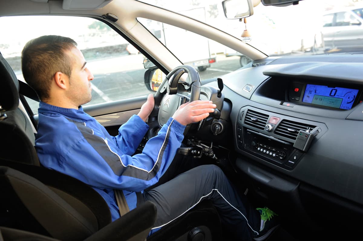 Carnet de coche adaptado para personas discapacitadas en Santiago