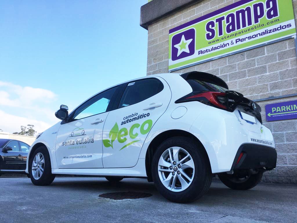 Practicas en coche adaptada para personas con discapacidad en Santiago de Compostela