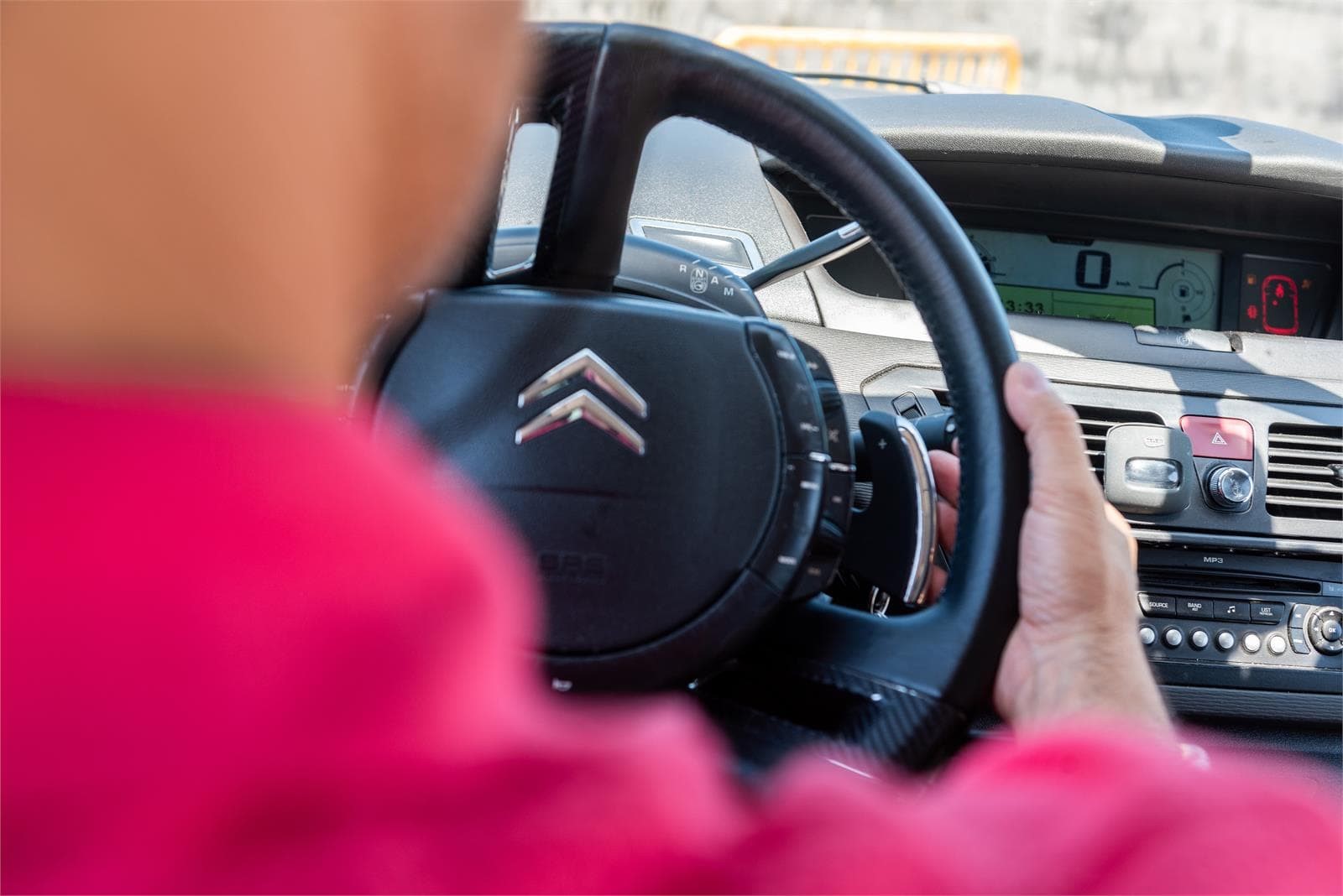 Sácate el permiso de conducir en coche automático con Autoescuela Santa Eulalia - Imagen 1